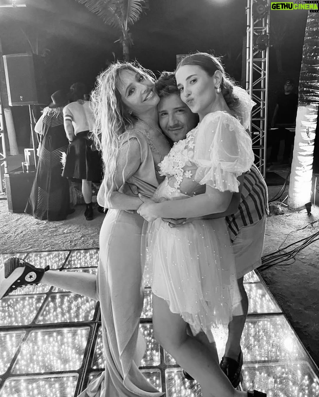 Belén Soto - 84.9K Likes - Hoy está de cumpleaños mi amiga salvaje, mi catrala y la única e incomparable @maneswett. 19 años de amistad, de crecer y aprender de la vida juntas. 
Eres única ✨