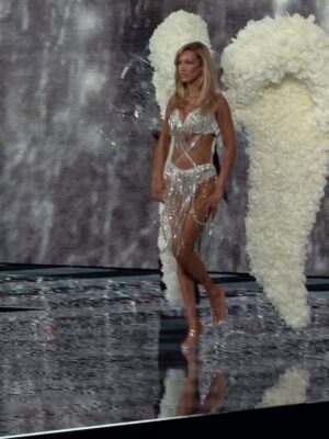 Bella Hadid Instagram - Closing the show in these wings 🪽 Heavy or not… your girl will always keep walkin the walk ! Never gets old walking this runway… Thank you for the most beautiful look I’ve ever seen @victoriassecret @carlynecerfdedudzeele @adamselman @piergiorgio @patmcgrathreal @jawaraw Boom 🪽💥 🪽