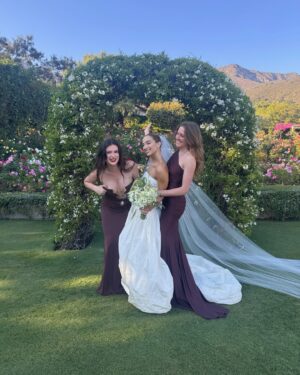 Bella Thorne Instagram - Two things are certain: she nailed the dress & I nailed the ugly cry. 😂❤️ Best friends since we were 13 😭😭😭😭😭