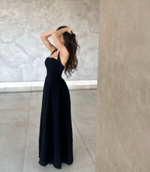 Belle Longwell Instagram - @FashionNova 🦢 great hair, great dress
Ref:
Brenda Halter Maxi Dress - Black
#publicité