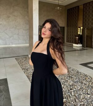 Belle Longwell Instagram - @FashionNova 🦢 great hair, great dress
Ref:
Brenda Halter Maxi Dress - Black
#publicité