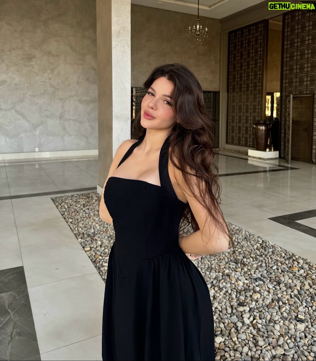 Belle Longwell - 31.9K Likes - @FashionNova 🦢 great hair, great dress

Ref: 
Brenda Halter Maxi Dress - Black

#publicité