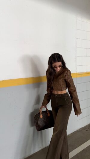 Belle Longwell Instagram - @FashionNova ⏳ miragem
ref: Western Swing Faux Leather Top - Brown
National Treasure Tinted Trouser Jeans - Brown
#publicite