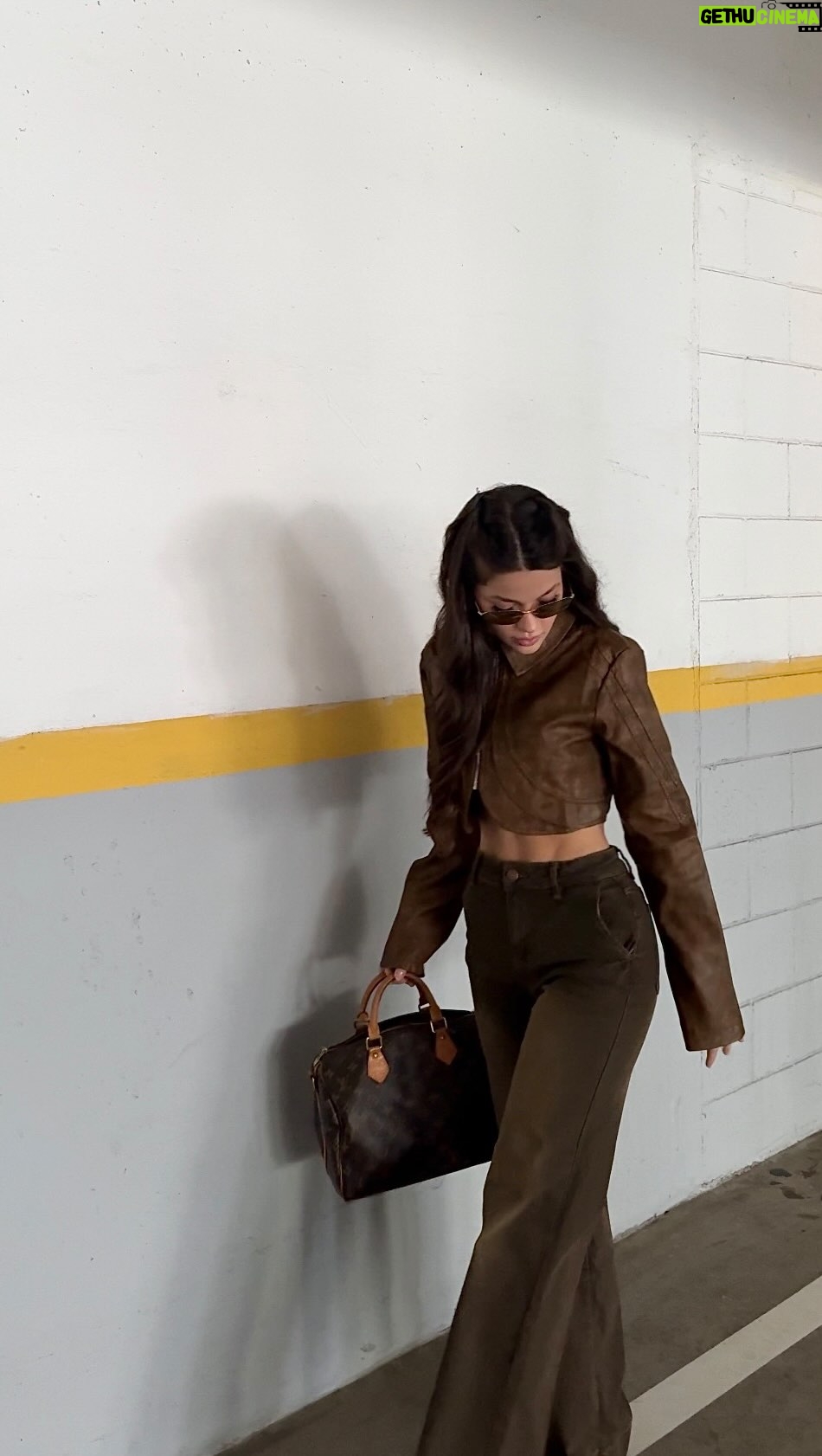 Belle Longwell - 16.6K Likes - @FashionNova ⏳ miragem 

ref: Western Swing Faux Leather Top - Brown
National Treasure Tinted Trouser Jeans - Brown

#publicite