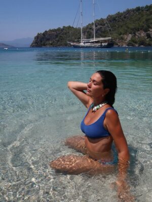Bergüzar Korel Instagram - turquoise 💙🩵💚

📸 @duygu.batum 🤍