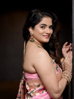Bhagyashree Mote Instagram - 🌸
🥻 @paithani___house11
💄 @fabulla_by_lakshmi
📸 @shreeshaillpujari