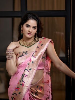 Bhagyashree Mote Instagram - 🌸
🥻 @paithani___house11
💄 @fabulla_by_lakshmi
📸 @shreeshaillpujari
