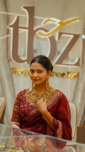 Actress Bhakti Kubavat HD Photos and Wallpapers September 2025