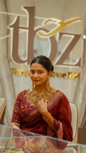 Bhakti Kubavat Instagram - This festive season whether you’re dressing up for Navratri, celebrating Dussehra, glamming up for 
Diwali, or celebrating love on Karvachauth, there’s no better choice than TBZ.
Discover exquisite diamond and gold jewellery, crafted to perfection and made even more special with exclusive festive offers. Because when it comes to traditions that sparkle, Tyohaar always means TBZ.

✨Flat Rs. 500/- per gram off on Gold Rate*
✨Upto 50% off on making charges of Gold Jewellery*
✨No Making charges on all
Diamond Jewellery*
✨Gold coins making charges at flat Rs. 99 per gram*
✨Flexi Gold Advantage* 
Your redemption, your choice: lower price or current price 
✨Get 100% Value on Old Gold
Exchange*
✨Upto Rs. 5000/- instant discount* with HDFC Bank credit cards (not applicable on Gold Coins)
T&C Apply*
Don’t miss out, visit us today:

Shop No 1, 3rd Eye One, Opp Honest, Near Panchvati Circle, C G Road, Ahmedabad.
#TBZ #TyohaarMatlabTBZ #TBZTheOriginal #FestiveJewellery #DiamondJewellery #bhaktikubavat