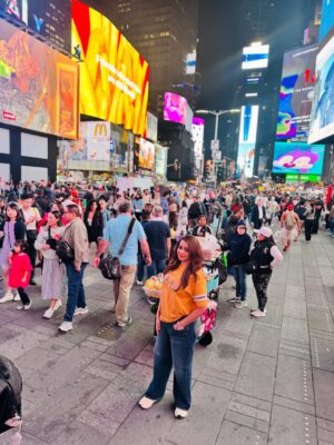 Bhavana Instagram - Spotted : A #Dreamer in NYC ..XOXO #NewYork #NewYorkLovers #AnyGossipGirlFans #XOXO 📸 courtesy @aswanth_anilkumar_ #TimeSquare #NewYork 🗽🇺🇸 #MrsJune6 #Bhavana #BhavanaMenon