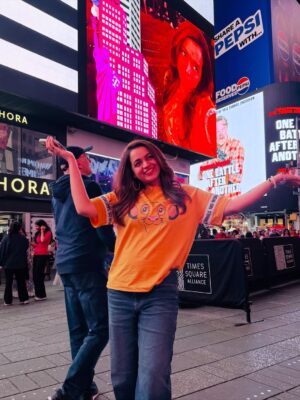 Bhavana Instagram - Spotted : A #Dreamer in NYC ..XOXO #NewYork #NewYorkLovers #AnyGossipGirlFans #XOXO 📸 courtesy @aswanth_anilkumar_ #TimeSquare #NewYork 🗽🇺🇸 #MrsJune6 #Bhavana #BhavanaMenon