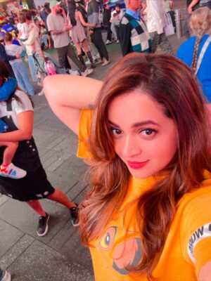 Bhavana Instagram - Spotted : A #Dreamer in NYC ..XOXO #NewYork #NewYorkLovers #AnyGossipGirlFans #XOXO 📸 courtesy @aswanth_anilkumar_ #TimeSquare #NewYork 🗽🇺🇸 #MrsJune6 #Bhavana #BhavanaMenon