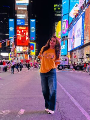 Bhavana Instagram - Spotted : A #Dreamer in NYC ..XOXO #NewYork #NewYorkLovers #AnyGossipGirlFans #XOXO 📸 courtesy @aswanth_anilkumar_ #TimeSquare #NewYork 🗽🇺🇸 #MrsJune6 #Bhavana #BhavanaMenon