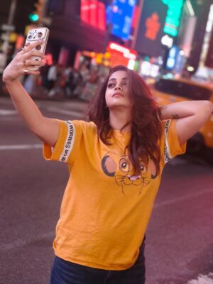 Bhavana Instagram - Spotted : A #Dreamer in NYC ..XOXO #NewYork #NewYorkLovers #AnyGossipGirlFans #XOXO 📸 courtesy @aswanth_anilkumar_ #TimeSquare #NewYork 🗽🇺🇸 #MrsJune6 #Bhavana #BhavanaMenon