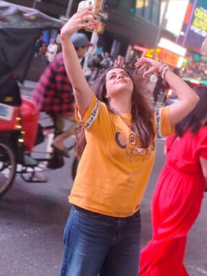 Bhavana Instagram - Spotted : A #Dreamer in NYC ..XOXO #NewYork #NewYorkLovers #AnyGossipGirlFans #XOXO 📸 courtesy @aswanth_anilkumar_ #TimeSquare #NewYork 🗽🇺🇸 #MrsJune6 #Bhavana #BhavanaMenon