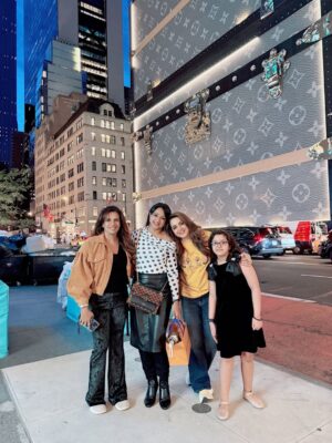Bhavana Instagram - Spotted : A #Dreamer in NYC ..XOXO #NewYork #NewYorkLovers #AnyGossipGirlFans #XOXO 📸 courtesy @aswanth_anilkumar_ #TimeSquare #NewYork 🗽🇺🇸 #MrsJune6 #Bhavana #BhavanaMenon