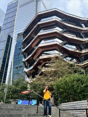 Bhavana Instagram - Spotted : A #Dreamer in NYC ..XOXO #NewYork #NewYorkLovers #AnyGossipGirlFans #XOXO 📸 courtesy @aswanth_anilkumar_ #TimeSquare #NewYork 🗽🇺🇸 #MrsJune6 #Bhavana #BhavanaMenon