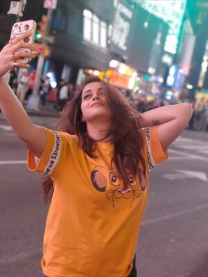Bhavana Instagram - Spotted : A #Dreamer in NYC ..XOXO #NewYork #NewYorkLovers #AnyGossipGirlFans #XOXO 📸 courtesy @aswanth_anilkumar_ #TimeSquare #NewYork 🗽🇺🇸 #MrsJune6 #Bhavana #BhavanaMenon