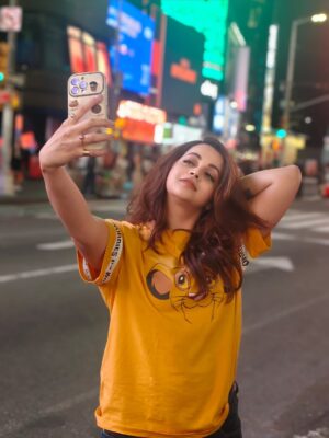 Bhavana Instagram - Spotted : A #Dreamer in NYC ..XOXO #NewYork #NewYorkLovers #AnyGossipGirlFans #XOXO 📸 courtesy @aswanth_anilkumar_ #TimeSquare #NewYork 🗽🇺🇸 #MrsJune6 #Bhavana #BhavanaMenon