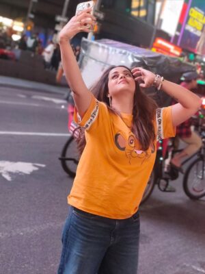 Bhavana Instagram - Spotted : A #Dreamer in NYC ..XOXO #NewYork #NewYorkLovers #AnyGossipGirlFans #XOXO 📸 courtesy @aswanth_anilkumar_ #TimeSquare #NewYork 🗽🇺🇸 #MrsJune6 #Bhavana #BhavanaMenon