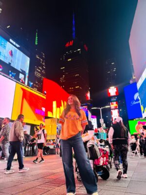 Bhavana Instagram - Spotted : A #Dreamer in NYC ..XOXO #NewYork #NewYorkLovers #AnyGossipGirlFans #XOXO 📸 courtesy @aswanth_anilkumar_ #TimeSquare #NewYork 🗽🇺🇸 #MrsJune6 #Bhavana #BhavanaMenon