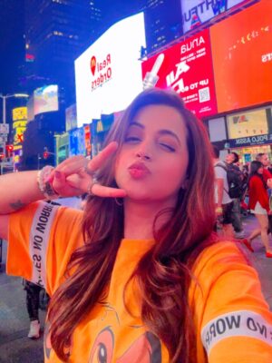Bhavana Instagram - Spotted : A #Dreamer in NYC ..XOXO #NewYork #NewYorkLovers #AnyGossipGirlFans #XOXO 📸 courtesy @aswanth_anilkumar_ #TimeSquare #NewYork 🗽🇺🇸 #MrsJune6 #Bhavana #BhavanaMenon
