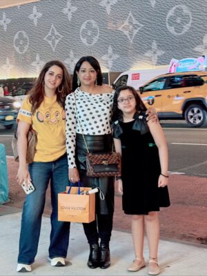 Bhavana Instagram - Spotted : A #Dreamer in NYC ..XOXO #NewYork #NewYorkLovers #AnyGossipGirlFans #XOXO 📸 courtesy @aswanth_anilkumar_ #TimeSquare #NewYork 🗽🇺🇸 #MrsJune6 #Bhavana #BhavanaMenon