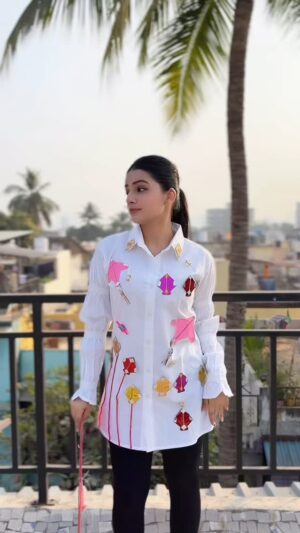 Bhavi Mewada Instagram - I have designed the best outfit for this Makar Sankrantišā„ļøš§æ
.
.
.
#instagram #new #reelitfeelit #reelkarofeelkaro #makarsankranti #utran #lohri #special #video #fashion #fashionblogger #fashionable #fashionista #inspiration #jethalal #trending #foryou #cuteness #bhavi #kite #festival #video #reach #hastag #diy #diycrafts #bhavicrew