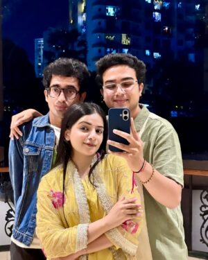 Bhavi Mewada Instagram - Bhai dooj celebration✨🫶🏻♥️
Last pic🙏🏻🧿
.
.
.
#instagram #new #post #diwali #bhaidooj #celebration #festival #vibes #photooftheday #portraitphotography #portrait #family #brothers #reach #foryou #foryoupage #explore #trending #instalike #instamood #likesforlike #followforfollowback #bhavi #bhavicrew