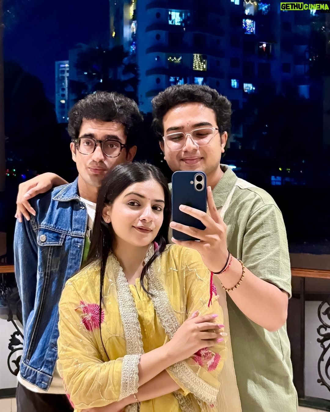 Bhavi Mewada - 4.3K Likes - Bhai dooj celebration✨🫶🏻♥️
Last pic🙏🏻🧿
.
.
.
#instagram #new #post #diwali #bhaidooj #celebration #festival #vibes #photooftheday #portraitphotography #portrait #family #brothers #reach #foryou #foryoupage #explore #trending #instalike #instamood #likesforlike #followforfollowback #bhavi #bhavicrew