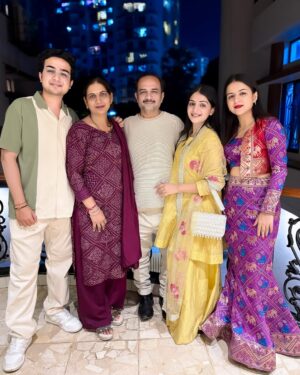 Bhavi Mewada Instagram - Bhai dooj celebration✨🫶🏻♥️
Last pic🙏🏻🧿
.
.
.
#instagram #new #post #diwali #bhaidooj #celebration #festival #vibes #photooftheday #portraitphotography #portrait #family #brothers #reach #foryou #foryoupage #explore #trending #instalike #instamood #likesforlike #followforfollowback #bhavi #bhavicrew