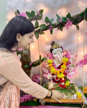 Bhavi Mewada Instagram - Laxmi Swaroop ganpati bappa🪷🙏🏻♥️
Ritu’s bappa👀🙏🏻
#instagram #new #post #ganpati #bappa #morya #phtography #photooftheday #photogram #portraitphotography #portrait #cuteness #laxmi #murti #ganeshchaturthi #ganeshfestival #ganeshotsav #instalike #instalove #home #bhavicrww #explore #foryou #page #bhavi