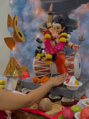 Bhavi Mewada Instagram - Blessed to be at Ritu’s Bappa, may His grace always be with us♥️🔱🕉️
.
.
.
.
#instagram #new #post #ganpati #bappamoraya #2025 #shiv #roop #murti #harharmahadevॐ #decoration #vibe #trending #explore #foryou #bhavicrew #ritvikaforever #bhavi