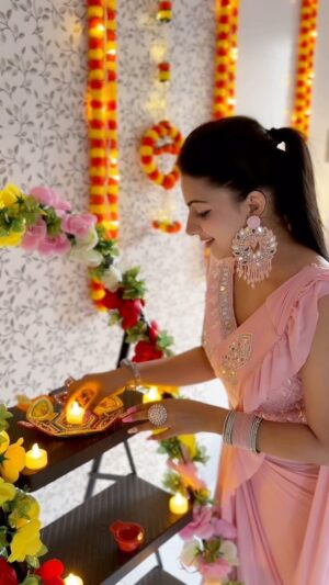Bhavi Mewada Instagram - Pick you fav sareešš»šŖāØ
.
.
.
#instagram #new #reelitfeelit #reelkarofeelkaro #trending #audio #foryou #explore #saree #sareefashion #festival #season #diwali #special #video #fashionblogger #fashionstyle #fashionista #fashionable #reach #desi #girl #bhavicrew