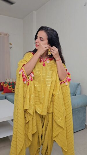 Bhavini Purohit Instagram - Get Ready with me for the Festivals #comfy 
.
Jewellery- @amazonfashionin 
.

Amazon Great Indian Festival starts from *22nd September* for Prime members with early access to deals.

Get minimum 50%-80% off on 1500  top brands and Deals on 3Lakh  styles.

#AmazonGreatIndianFestival  #AmazonFashion #AmazonBeauty  #getstyledwithamazon #TyohaarNayikhushiyoka #Ad #Collab

.
#fashiongram #festiveseason #festivevibes #loveit #navratri❤️ #indianwear #traditionalwear #crazy