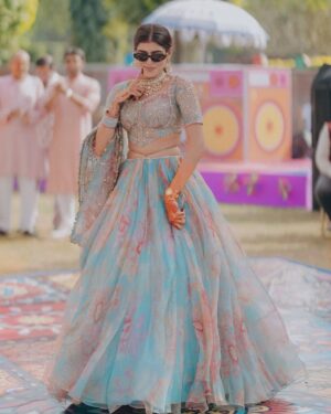 Bhavna Jain Instagram - Tum aankhon se batana hum samjh jayenge 🌺♥️

#couple #couplegoals #indiandesignerwear #indianwedding #carnivaloutfit #mehandilook #outfitinspiration #coupleoutfits #marriedlife #desi #desioutfits #shaddi #summerweddings