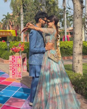 Bhavna Jain Instagram - Tum aankhon se batana hum samjh jayenge 🌺♥️

#couple #couplegoals #indiandesignerwear #indianwedding #carnivaloutfit #mehandilook #outfitinspiration #coupleoutfits #marriedlife #desi #desioutfits #shaddi #summerweddings