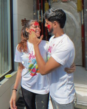 Bhavna Jain Instagram - Bura na maano, Holi hai! ✨💕

#holi #holifestivalofcolours #festivalofcolours #indianfestival #couplegoals #cutecouple #couplephotos #marriedcouples #husbandandwife #holivibes #colors #holifestivalofcolours #holicelebration #2025 #lover #festival #desi #desivibes #aesthetic #aestheticcontent
