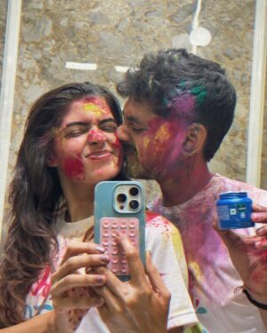 Bhavna Jain Instagram - Bura na maano, Holi hai! ✨💕

#holi #holifestivalofcolours #festivalofcolours #indianfestival #couplegoals #cutecouple #couplephotos #marriedcouples #husbandandwife #holivibes #colors #holifestivalofcolours #holicelebration #2025 #lover #festival #desi #desivibes #aesthetic #aestheticcontent