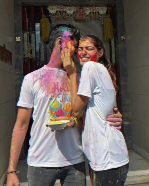 Bhavna Jain Instagram - Bura na maano, Holi hai! ✨💕

#holi #holifestivalofcolours #festivalofcolours #indianfestival #couplegoals #cutecouple #couplephotos #marriedcouples #husbandandwife #holivibes #colors #holifestivalofcolours #holicelebration #2025 #lover #festival #desi #desivibes #aesthetic #aestheticcontent