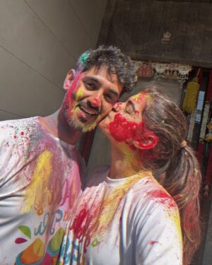 Bhavna Jain Instagram - Bura na maano, Holi hai! ✨💕

#holi #holifestivalofcolours #festivalofcolours #indianfestival #couplegoals #cutecouple #couplephotos #marriedcouples #husbandandwife #holivibes #colors #holifestivalofcolours #holicelebration #2025 #lover #festival #desi #desivibes #aesthetic #aestheticcontent