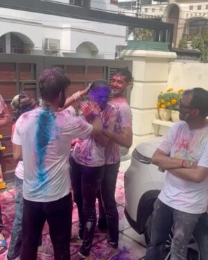 Bhavna Jain Instagram - Bura na maano, Holi hai! ✨💕

#holi #holifestivalofcolours #festivalofcolours #indianfestival #couplegoals #cutecouple #couplephotos #marriedcouples #husbandandwife #holivibes #colors #holifestivalofcolours #holicelebration #2025 #lover #festival #desi #desivibes #aesthetic #aestheticcontent
