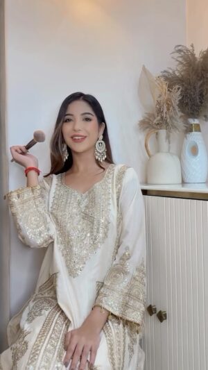 Bhavya Monga Instagram - Ofcourse I had to!! On my fav banger šµ
Wearing @saanjhbysaloni_
#karanaujla #forareason