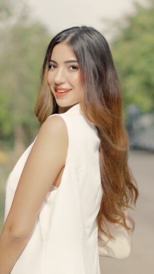 Bhavya Monga Instagram - By 3 PM, my hair battery usually taps out š«ā”
But one shake and spray of @dovechannelindia Bond Strength Bi-Phasic Serum, and weāre back at 100% with smooth, shiny, free-free hair.
#AD #DoveBiphasicSerum #DoveBondRepair #ProteinPeptideComplex #ShakeItToWakeIt #DoveIndia #DoveHair #DovePartner #Sponsored