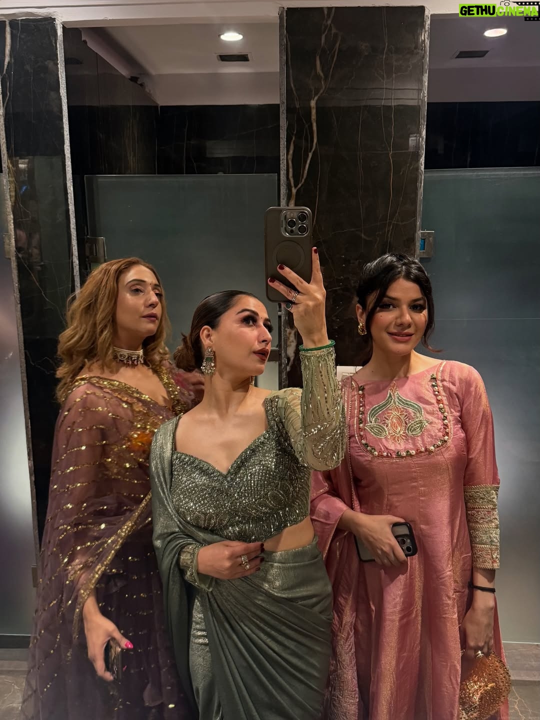 Bhumi Satija - 4.3K Likes - Saree wali girll 🥰😍❤️