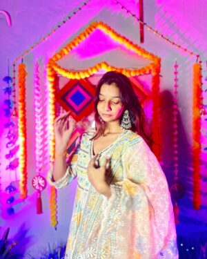 Bhumi Sharma Instagram - Dressed to impress in traditional best!🤍
#EthnicChic