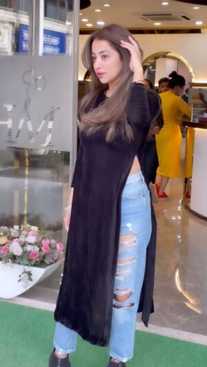 Bhumika Sharma Instagram - 😉morni si chaal 🦚 #morni out now go and enjoy 😉
@raftaarmusic @sukhemuziicaldoctorz @avvysra @saregama_official @kalamkaarmusic