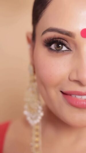 Bipasha Basu Instagram - So i got inspired by all of you who did the very glamourous transition reels to my song #bipasha . And i decided to try to do so too … with  a toddler  tugging my saree and mamma trying to be glam 😂 He He Happy Dussehra to all 🩷🙏🏻 Love you all 🩷🙏🏻