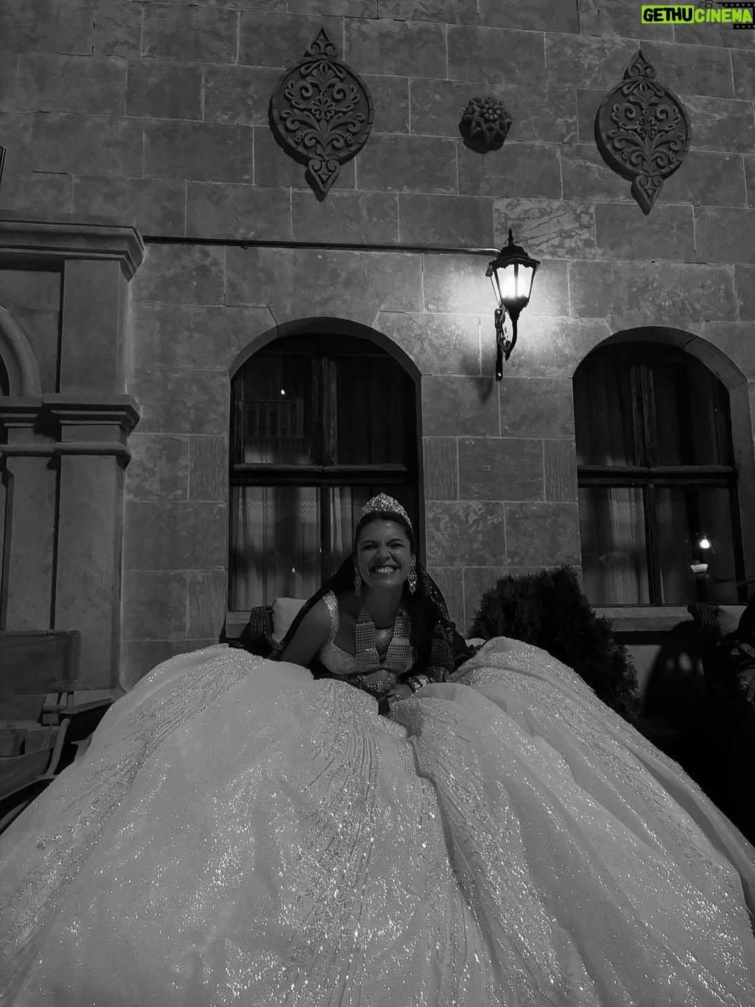 Biran Damla Yılmaz - 221.1K Likes - Yıldız, kırk kilo gelinliği, altınları ve….💥 @halefdizi