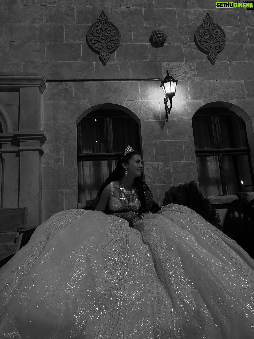 Biran Damla Yılmaz - 221.1K Likes - Yıldız, kırk kilo gelinliği, altınları ve….💥 @halefdizi